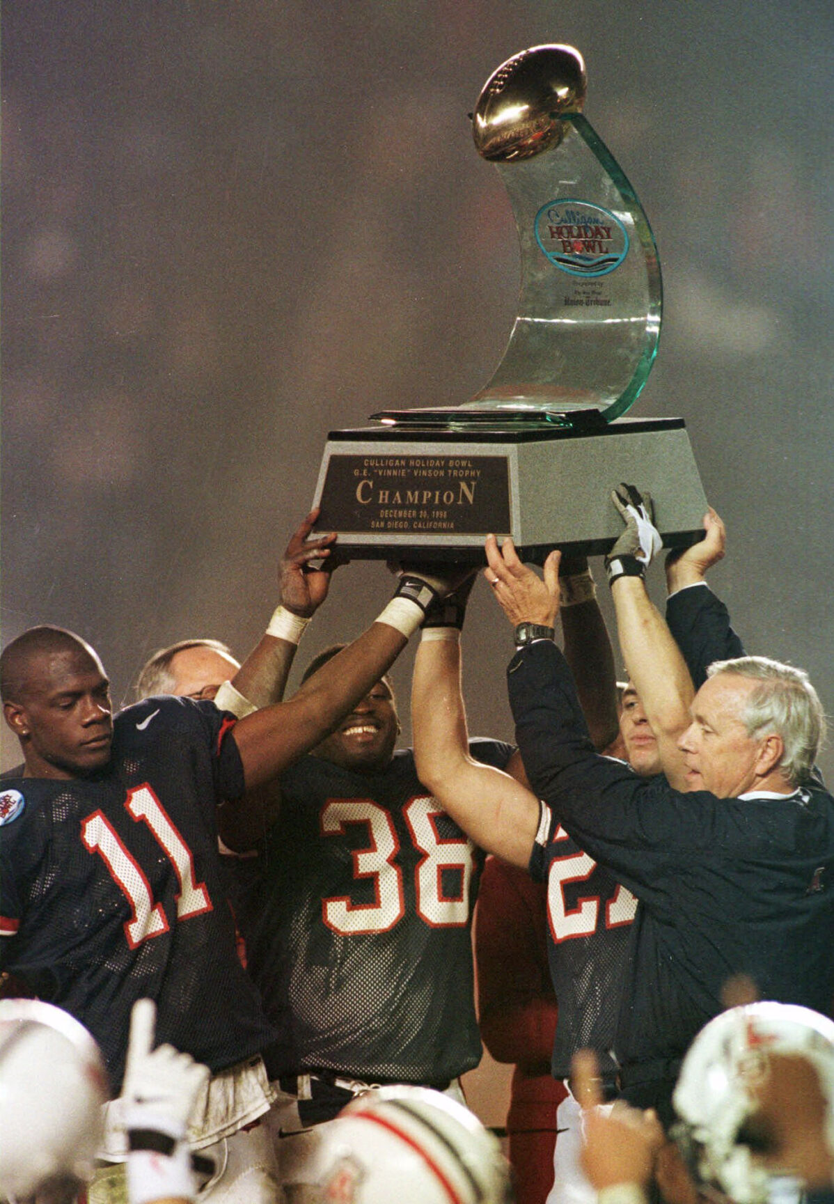 University of ÃÛèÖÖ±²¥, football, 1998 (copy)